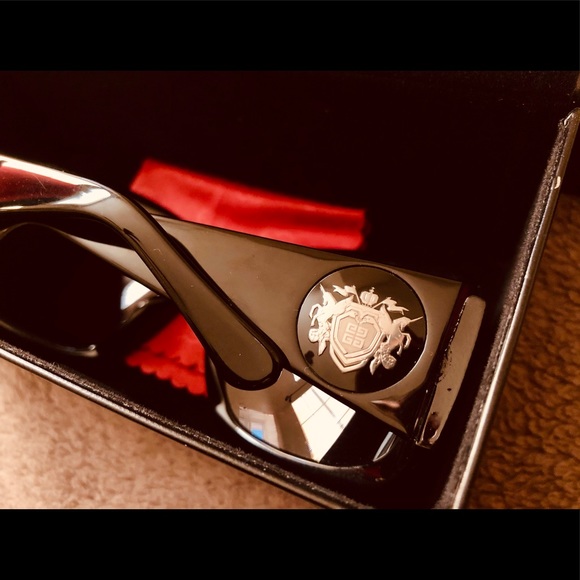 Authentic Givenchy Unisex Sunglasses Brand New - Picture 6 of 6
